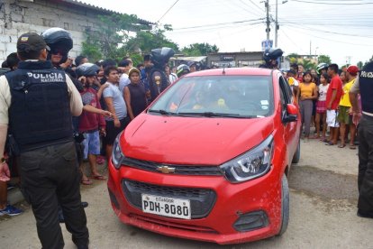 En la vía, unos tipos se cruzaron y descargaron una ráfaga de balas a Robinson Huilca y Jordy Olivo, quienes iban en este carro rojo.