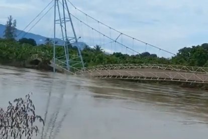 El estado en que ha quedado el puente que une los cantones Durán y Yaguachi.