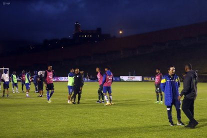 Los jugadores de Gualaceo y Orense calentaron, pero no pudieron disputar su enfrentamiento.