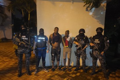 En el lugar del cautiverio fueron detenidas dos personas.