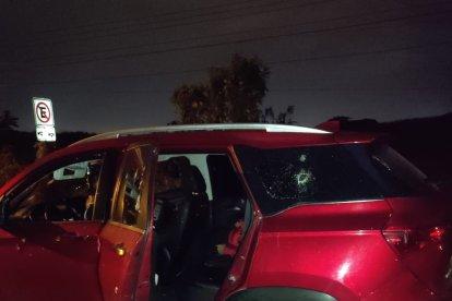 Las víctimas se movilizaban en este carro rojo.