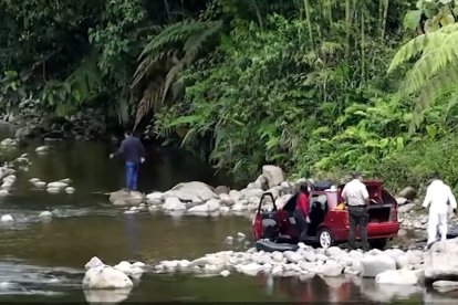 El carro hallado el viernes estaba en el río Amundalo, sobre piedras.