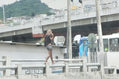 El ‘circo’ del suburbio. El puente de la calle 17 fue el sitio que escogió esta chica para practicar malabarismo.