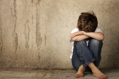 Los niños, de cinco y siete años, fallecieron con apenas un par de días de diferencia y sus cuerpos fueron hallados en un bosque cercano a su casa.