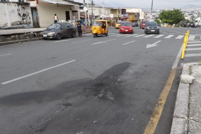 En la calzada quedó una mancha negra a causa de las llamas.