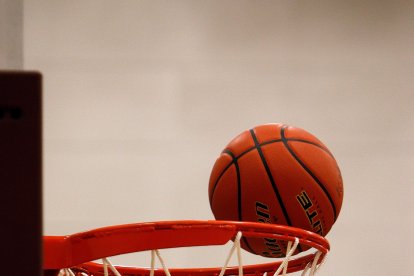 El baloncesto, el béisbol y el tenis son deportes muy populares en Ecuador.