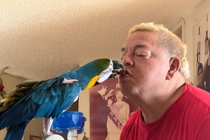 Una foto familiar del ecuatoriano Hugo Savinovich y la famosa Shushi, el regalo que le dio su esposa para demostrarle su amor. Savinovich perdió a su esposa Diana en el 2019.