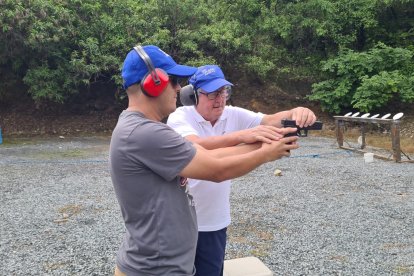 Stalyn García, de TC, recibiendo indicaciones del Dr. Roberto Gilbert.