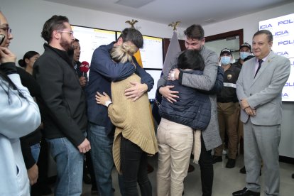Las dos víctimas fueron rescatadas dentro de un inmueble. La familia logró reencontrarse con ambos tras su liberación.