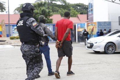 Uno de los detenidos estaría vinculado a un asesinato ocurrido la mañana del domingo.