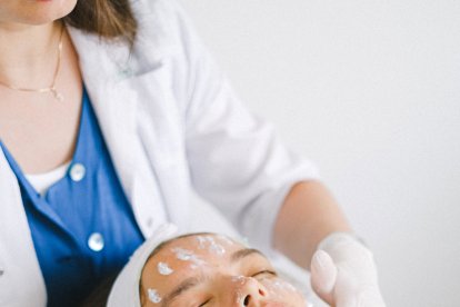 Una vez al mes acude a la esteticista para una limpieza facial profunda.