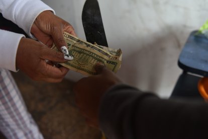 Sujetos ya han llegado a los locales a pedir dinero para dejarlos funcionar.