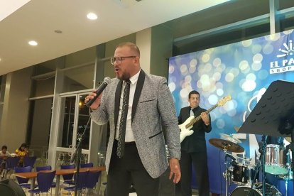 Adolfo Olivares es más conocido como El Ciclón de la salsa, aunque no quiere que se lo encasille en un solo ritmo.