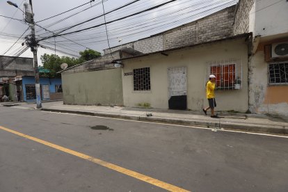 Los cuerpos quedaron tirados junto a una vivienda. Este lunes, los moradores evitaron pronunciarse al respecto, pues aún estaban con temor.
