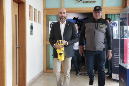 Félix Sánchez Bas mantuvo una expresión de seriedad durante la mayor parte de su presentación.