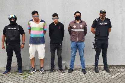 Los detenidos fueron interceptados en el noroeste de la urbe porteña y estarían vinculados a crímenes.