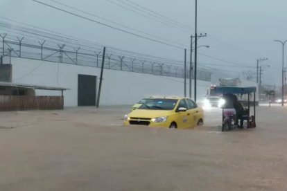 En la zona norte de Manabí, la lluvia registrada por más de 8 horas causa repercusiones en los cantones Sucre y San Vicente.
