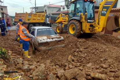 EXTRA había alertado el peligro semanas atrás. Un carro quedó entre las rocas.