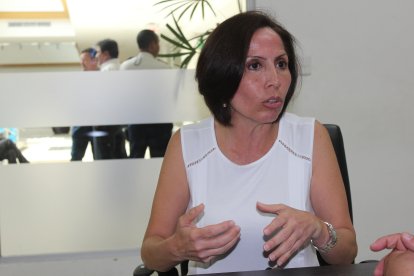 La exministra del correísmo señaló que escapó bajo su riesgo. La Asamblea y la Cancillería reaccionan.