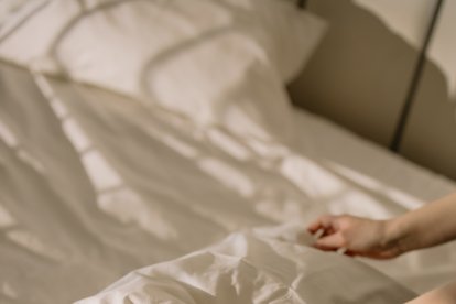 El 35 % de las bacterias que están en la cama provienen de nuestro cabello, uñas y piel.