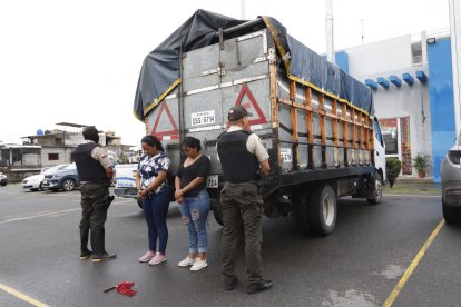 Una de las detenidas tiene antecedentes penales, según información policial. Se les encontró un arma blanca al momento de la captura.