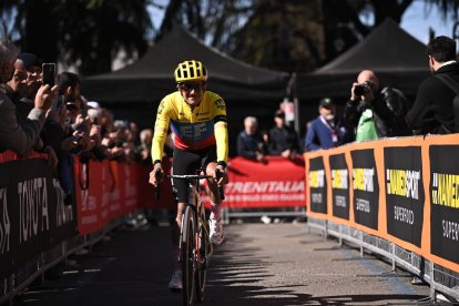 Richard Carapaz luce el maillot tricolor