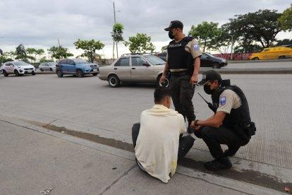 Policías llegaron al punto para ayudar al joven.