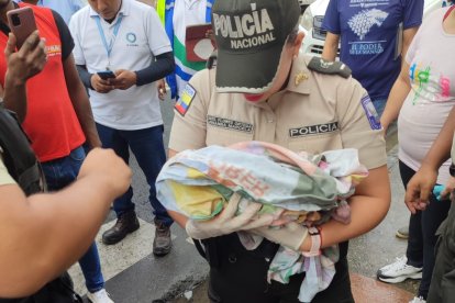 La bebita fue rescatada por personal de la Policía y llevada a una casa de salud.