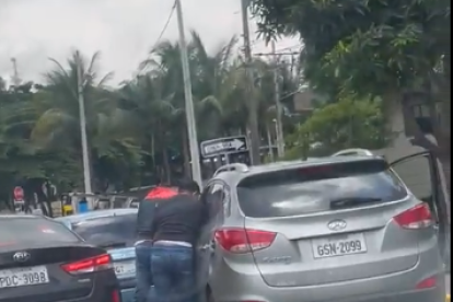 El robo fue captado en video por un conductor desde su vehículo.