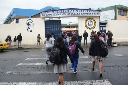 Colegios del sur de la  Capital en los ultimos dias han venido sufriendo casos de abusos delincuencia, y drogas los padres de familia y representantes secundarios se encuentran alarmados  Quito 13 de Marzo de 2023 Agencia(ag-extra ag-expreso-ag-quito) Gustavo Guaman