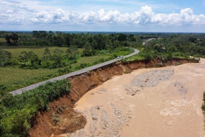 La vía que conduce al recinto La Vitalia está por irse con la corriente del río Cristal.