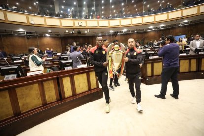 Mientras resuelven jugar o no la Asamblea Nacional entregó al campeón Aucas el galardón Dr. Vicente Rocafuerte, máxima presea al mérito deportivo.