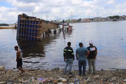 La embarcación iba a zarpar hacia una camaronera en el Golfo de Guayaquil