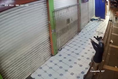 Cámaras de seguridad captaron cuando el antisocial disparó en contra del negocio.