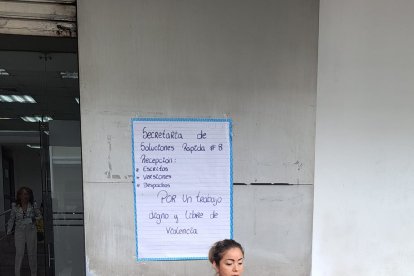 La abogada Carolina Ruiz pegó un cartel en la pared del edificio donde indicaba sus funciones.