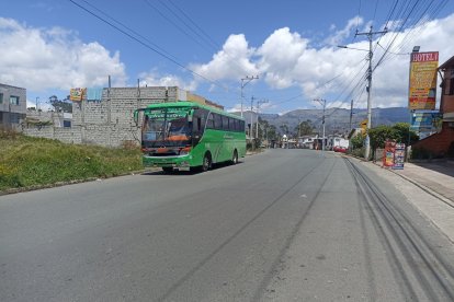 Conductores de la cooperativa de buses interparroquial Atahualpa piden seguridad para seguir  trabajando, en medio de un paro de transportistas en Ambato.