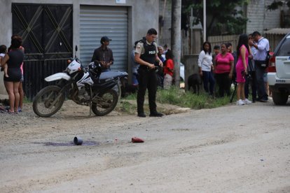 El cuerpo fue levantado pro agentes policiales que llegaron a la zona al conocer el hecho.