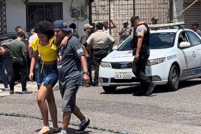 La familia del occiso llegó al sitio del ataque y vieron a su ser querido muerto al interior del carro y recostado junto al volante.