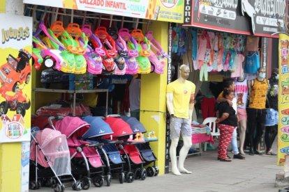 En el casco comercial de la ciudad ‘camellan’ en medio de incertidumbre.
