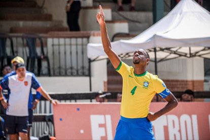 La 'canarihna' de fútbol playa le pegó un baile a Ecuador.