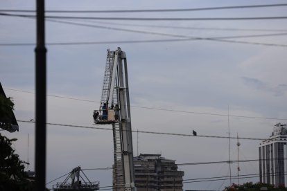 El hombre fue rescatado en una canasta de camión escalera bomberil.