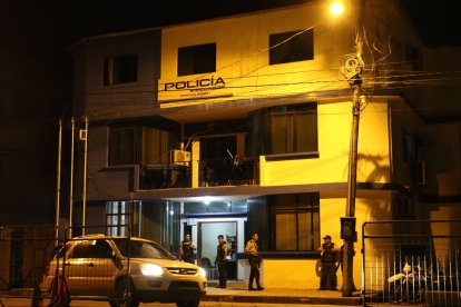 Policías de otros cantones arribaron a El Triunfo para colaborar en la emergencia suscitada por el enfrentamiento.