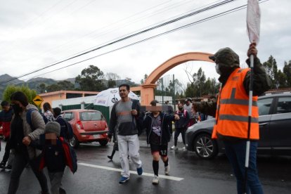Los padres se organizan afuera del colegio Consejo Provincial para proteger a sus hijos.