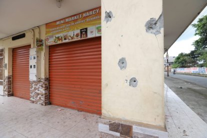 La vivienda quedó afectada en su estructura, con huecos de proyectiles.