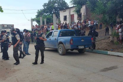 La policía revisó el automotor con placas de la provincia esmeraldeña que fue abandonado.