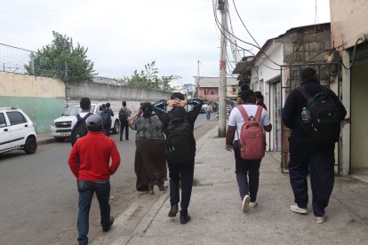 Los padres de familia esperan a sus hijos a la salida de sus planteles por temor a que sean captados por criminales.