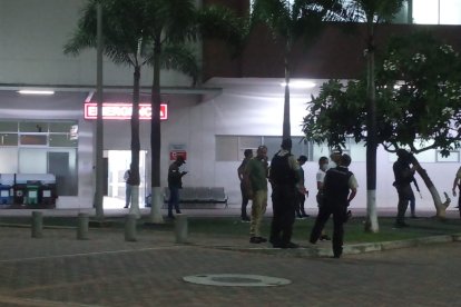Personal policial acudió al centro hospitalario para verificar lo sucedido.