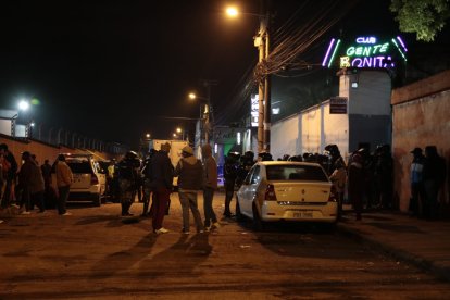 Criminales entraron a un cabaret y dispararon a clientes y trabajadores. Al salir también se ensañaron con gente de la vía pública.
