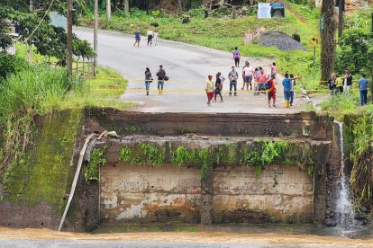 Por el momento ninguna autoridad provincial ni nacional se hacia presente en el lugar de la tragedia.
