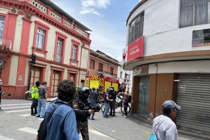 El material cayó sobre un vehículo con dos ocupantes que se movilizaba por las calles Mariscal Sucre entre General Torres y Tarqui, centro histórico de Cuenca.